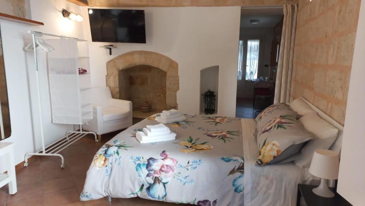 Tronchetto bianco Bed and Breakfast Mola di Bari Esterno foto